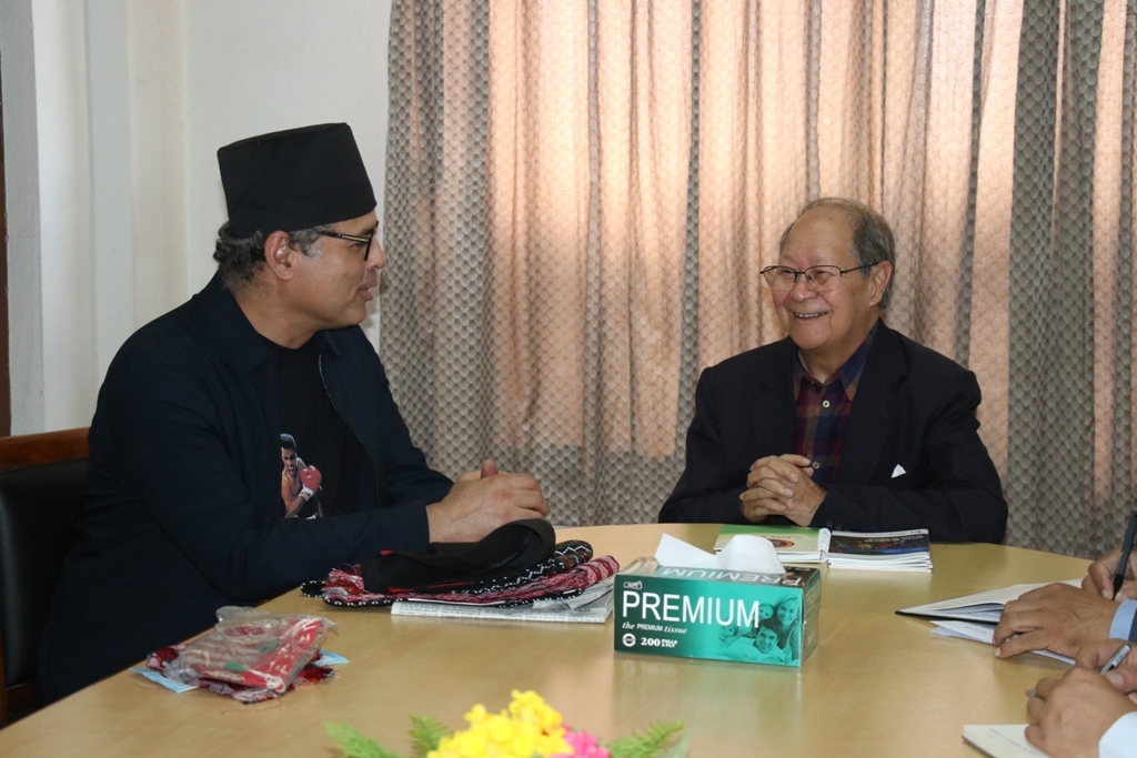 अध्यक्ष रोहितसँग साम्राज्यवादविरोधी लेखक विजय प्रसादद्वारा भेट